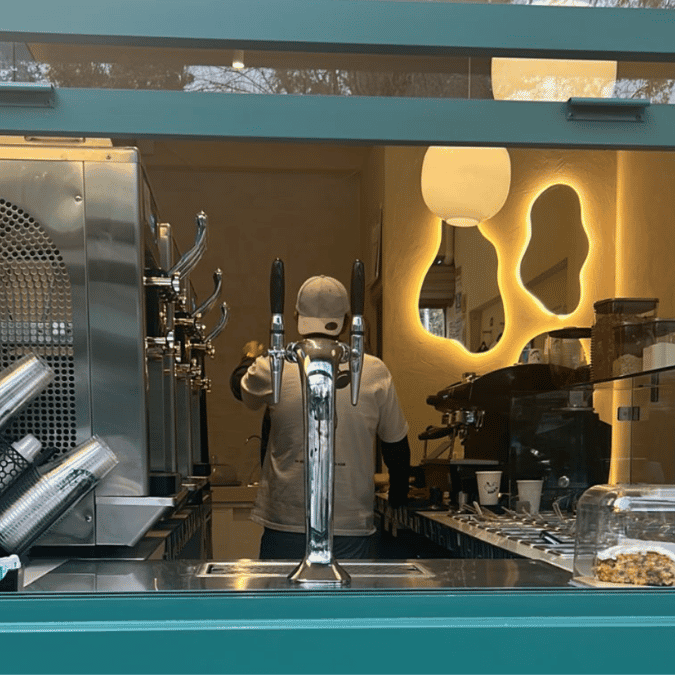 Dispensador Nitro Coffee Slim de dos servicios instalado en cafetería