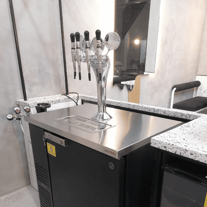 Dispensador Nitro Coffee Slim de cuatro servicios con torre europea instalado en cafetería