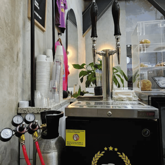 Sistema XS de dos servicios para café nitrogenado instalado en cafetería