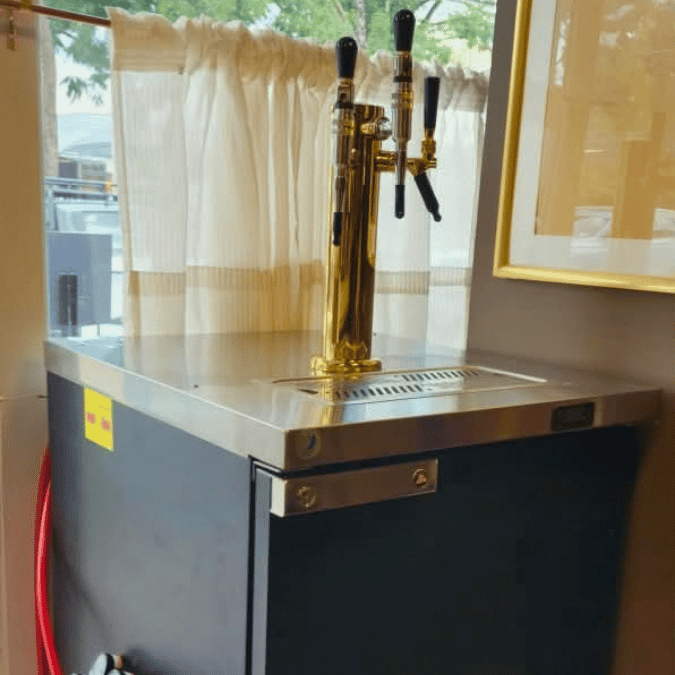 Dispensador Serie S de tres servicios para Nitro Coffee instalado en cafetería