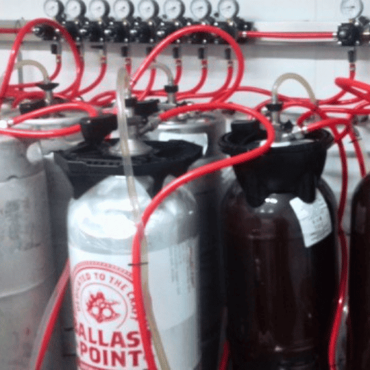 Interior de cámara fría con barriles y líneas de dispensado instaladas
