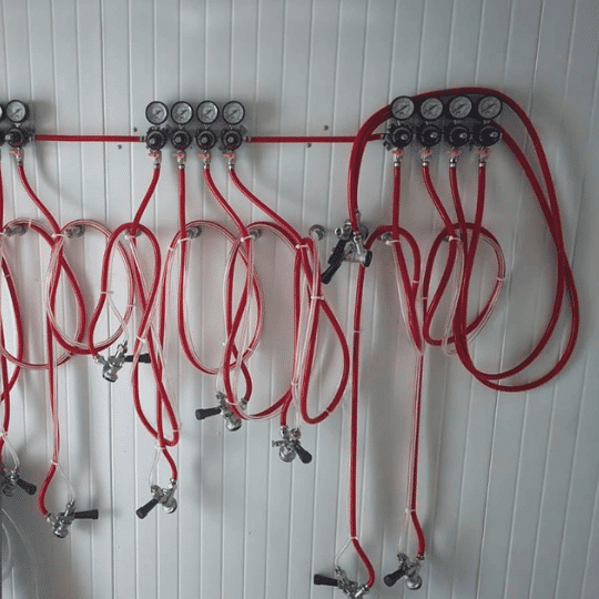 Panel técnico interior con controles y distribución de líneas de dispensado