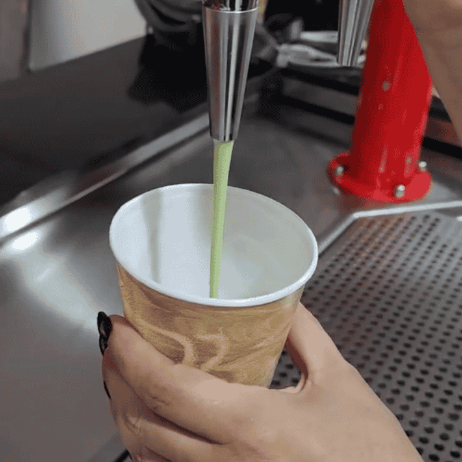 Bebida de taro servida desde grifo con sistema ON TAP The Best Dispensing
