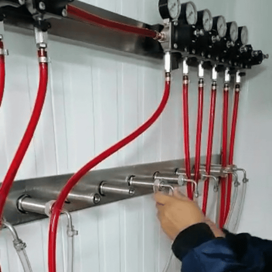 Técnico de The Best Dispensing perforando el panel de una cámara fría