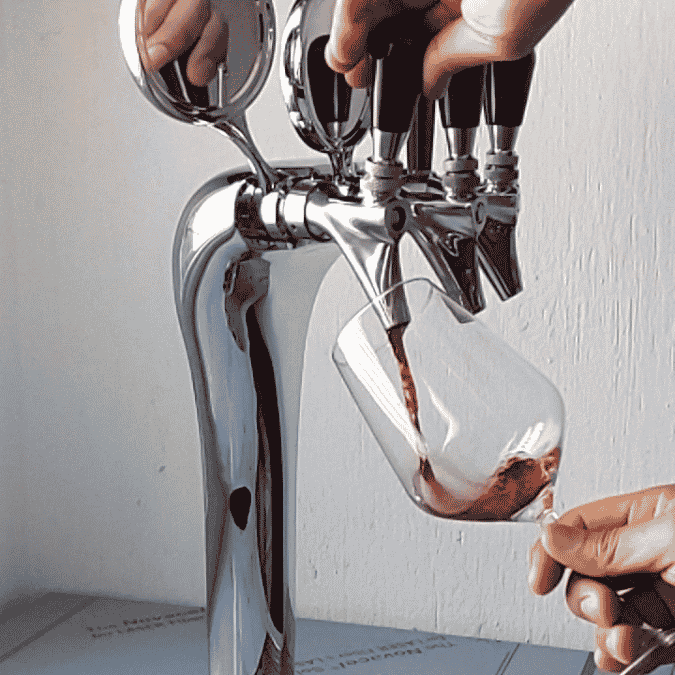 Vino tinto servido desde grifo con sistema ON TAP The Best Dispensing